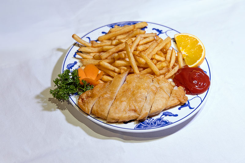 Pommes mit gebackenem H&auml;hnchenbrustfilet